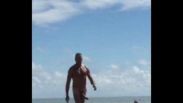 Coroa do pau mostro na praia de nudismo